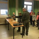 Soldaten und Kinder backen Hilfe