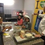 Soldaten und Kinder backen Hilfe