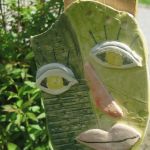Masken aus Ton für den Garten