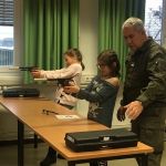 Soldaten und Kinder backen Hilfe