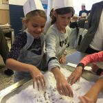 Soldaten und Kinder backen Hilfe