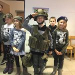 Soldaten und Kinder backen Hilfe