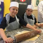 Soldaten und Kinder backen Hilfe