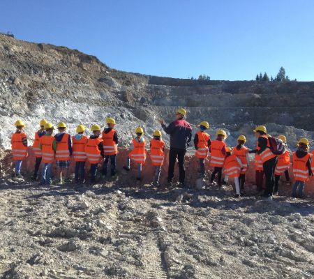 EMD15_ITAT_Group_looks_into_pit.jpg