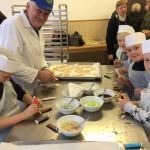 Soldaten und Kinder backen Hilfe