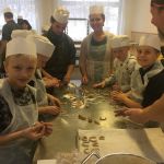 Soldaten und Kinder backen Hilfe